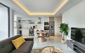 Elegant Minimalist Apartment In Vibrant Woodstock